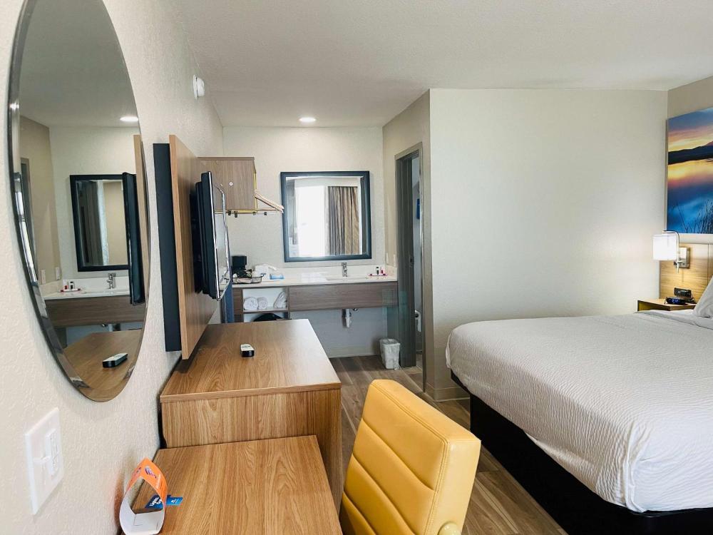 King Room - Non-Smoking interior