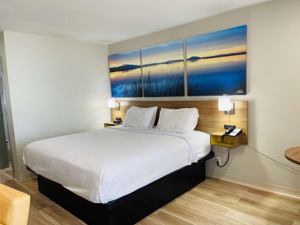 King Room with Mobility Hearing Impaired Access, Non-Smoking interior